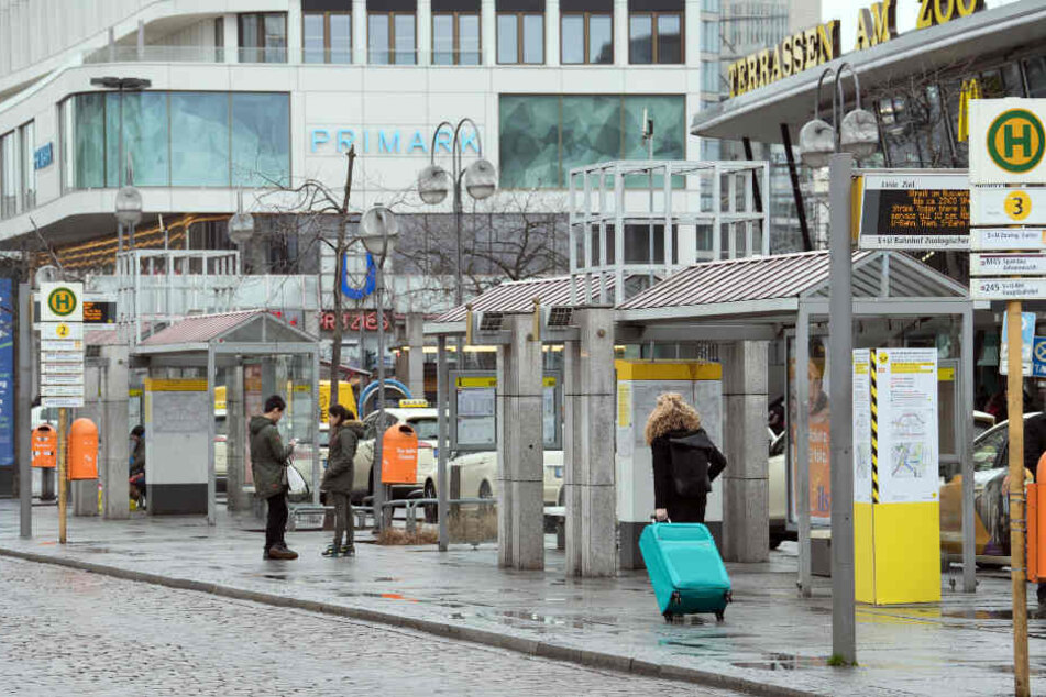 Am Bahnhof Zoo hat ein wildes Wendemanöver für Aufmerksamkeit gesorgt.