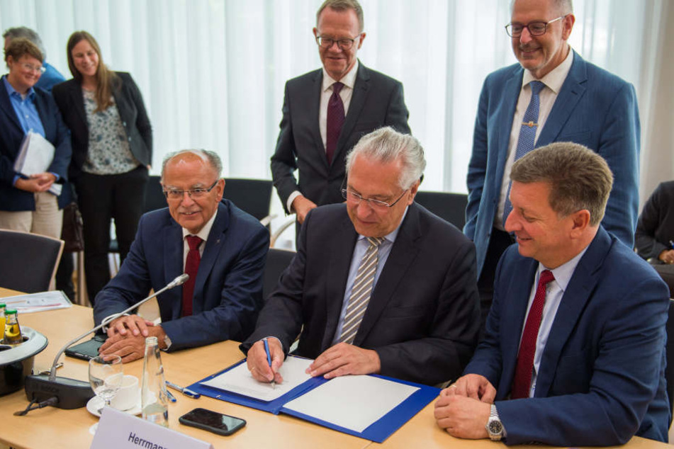Joachim Herrmann (61, CSU, 2.v.r.), bayrischer Innenminister, unterschreibt die gemeinsame Erklärung.