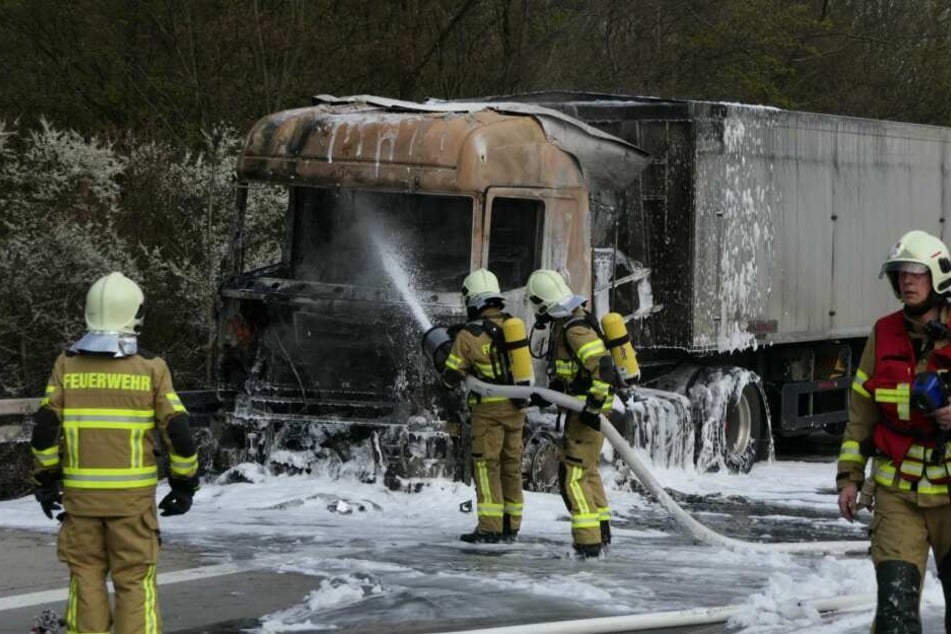 Auf der A14 ist am Dienstag ein Lkw in Flammen aufgegangen.