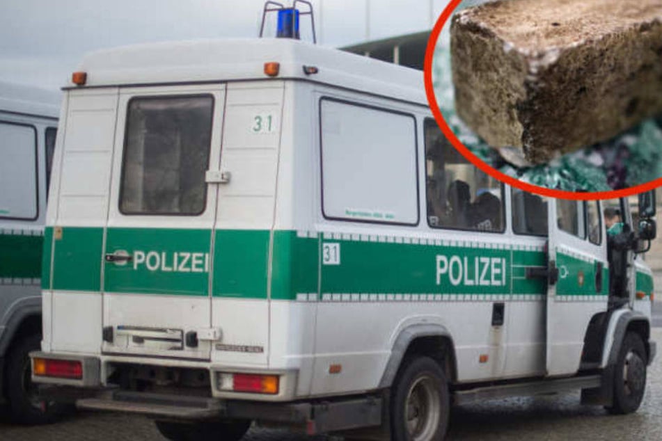 Ein Mannschaftswagen der Polizei wurde beschädigt. Verletzt wurde bei dem Angriff niemand. (Symbolbild)