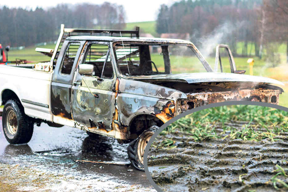 Auf einem Feldweg bei Rammenau brannte der Pick-Up komplett aus. Ermittler prüfen nun, ob auch die Reifenspuren vom Golfplatz zum Fahrzeug passen.