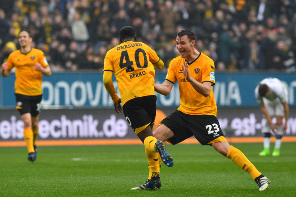 Riesenjubel bei Florian Ballas (re.) und Torschütze Erich Berko.