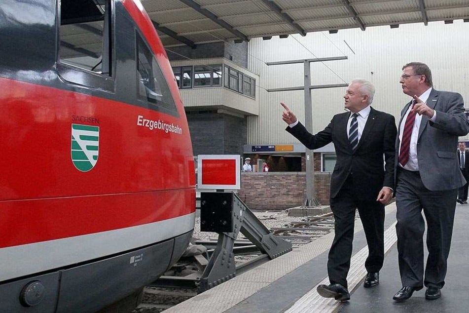 Bahn-Chef Rüdiger Grube (56, l) war vor vier Jahren in Chemnitz, fachsimpelte mit Wolfgang Leibiger von der Erzgebirgsbahn.