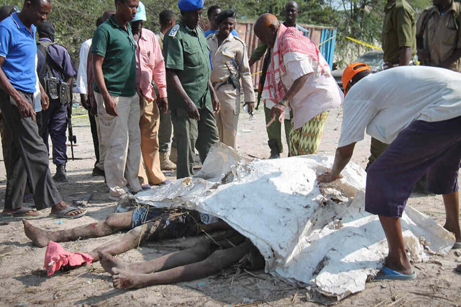 In Somalia sind mindestens zwölf Menschen bei einem Terroranschlag gestorben.