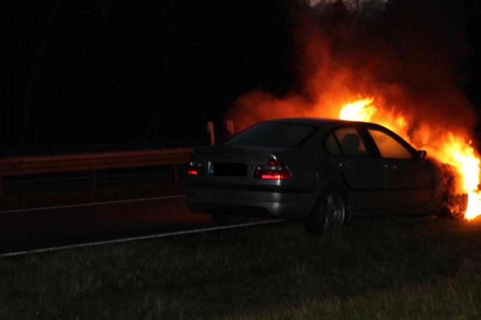 Der Wagen brannte mitten auf der Autobahn aus.