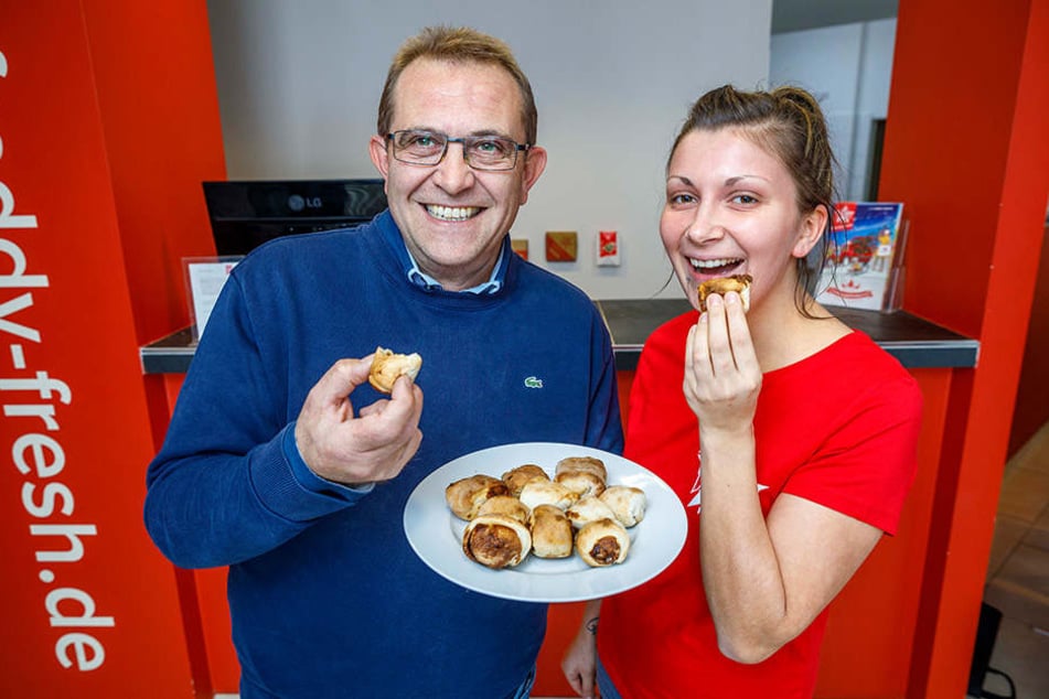 Nudossi-Chef Thomas Hartmann (47) verkostet mit "Freddy Fresh"-Mitarbeiterin Saskia Rentsch (28) die süßen Pizzabrötchen.