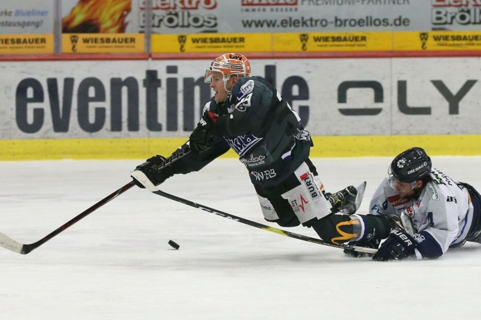 Steve Hanusch (re.) und Alexander Preibisch kämpfen um den Puck.