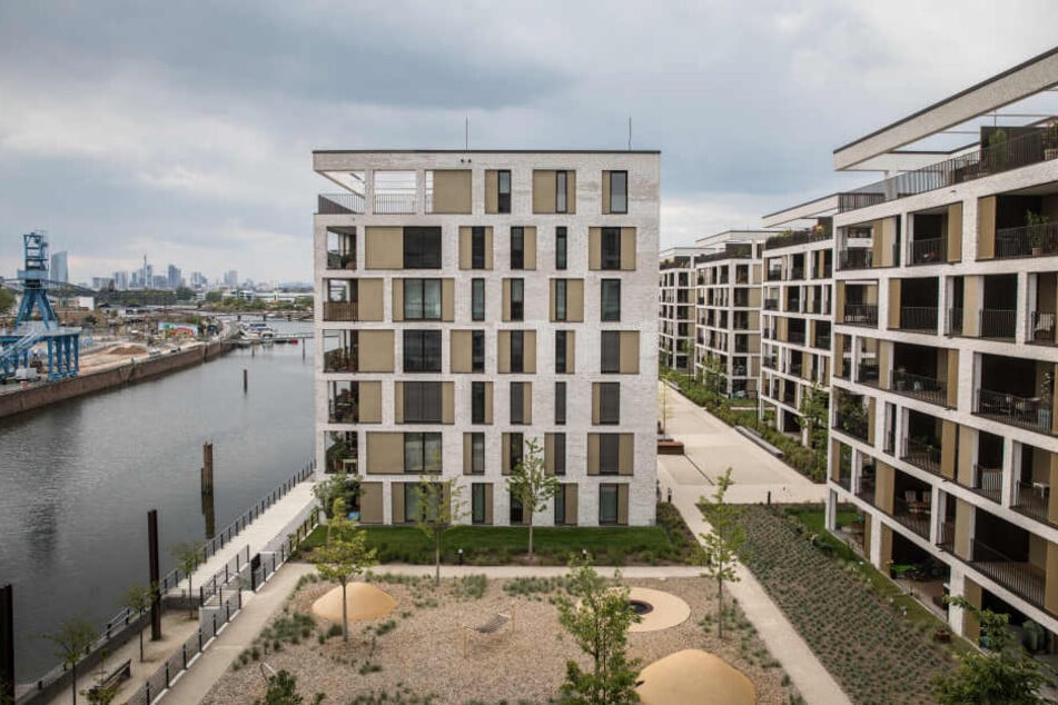 Das Hafenbecken in Offenbach ist ein beliebter Ort zum Wohnen.