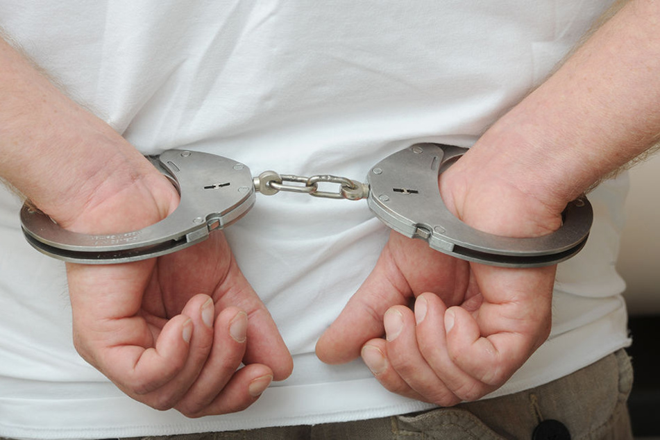 Die Polizei nahm den Verdächtigen sofort fest. Er soll seine Freundin am Wochenende schwer misshandelt haben (Symbolbild).