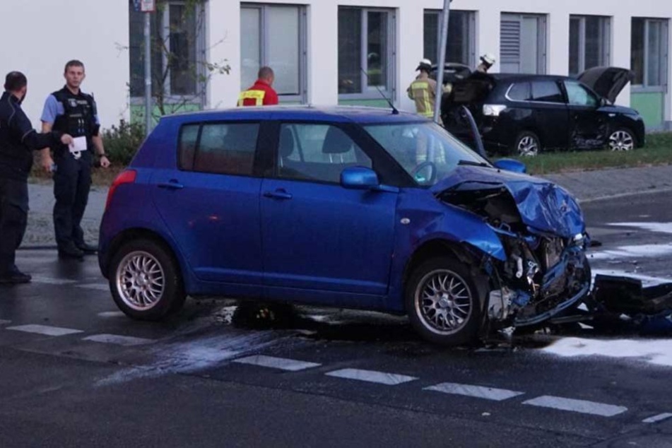 Der blaue Kleinwagen war frontal in die Beifahrerseite des Mitsubishi geknallt und hatte den von der Straße katapultiert.
