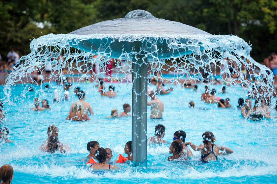 Besonders in Schwimmbädern tummeln sich Bakterien als Krankheitserreger.