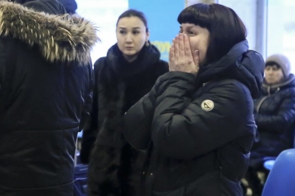 Angehörige und Freunde am Flughafen in Orsk sind geschockt, nachdem sie von der Tragödie erfuhren.