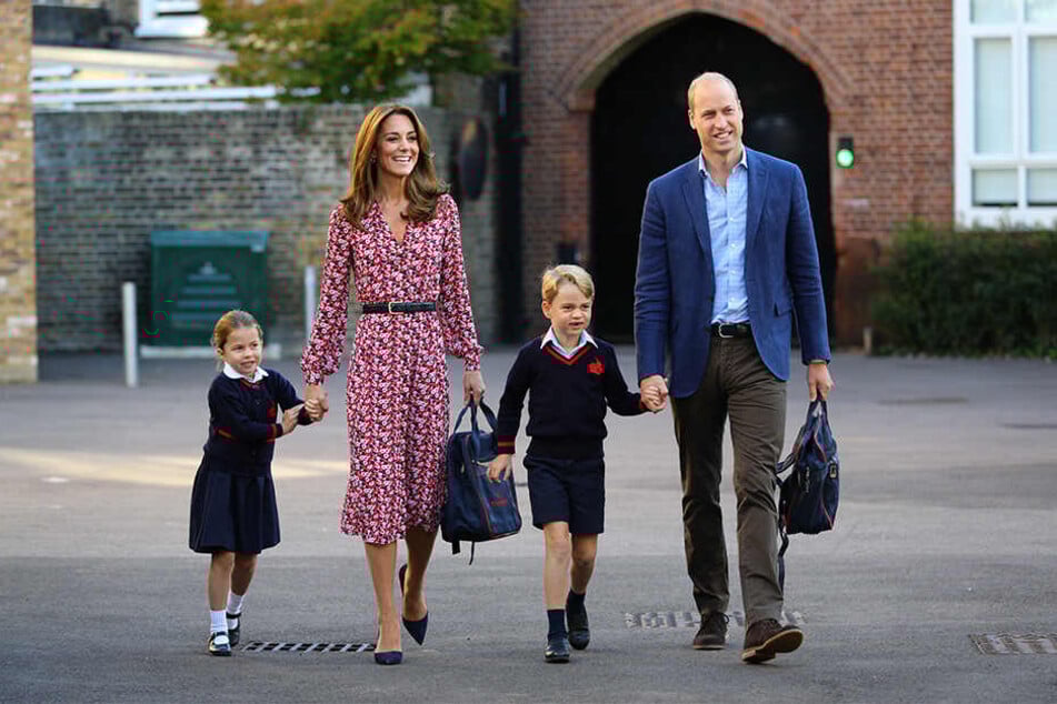 Prinzessin Charlotte (li.) kommt an ihrem ersten Schultag an der Schule "Thomas's Battersea" in Begleitung ihrer Eltern, Prinz William und Herzogin Kate, und ihres Bruders Prinz George, an.
