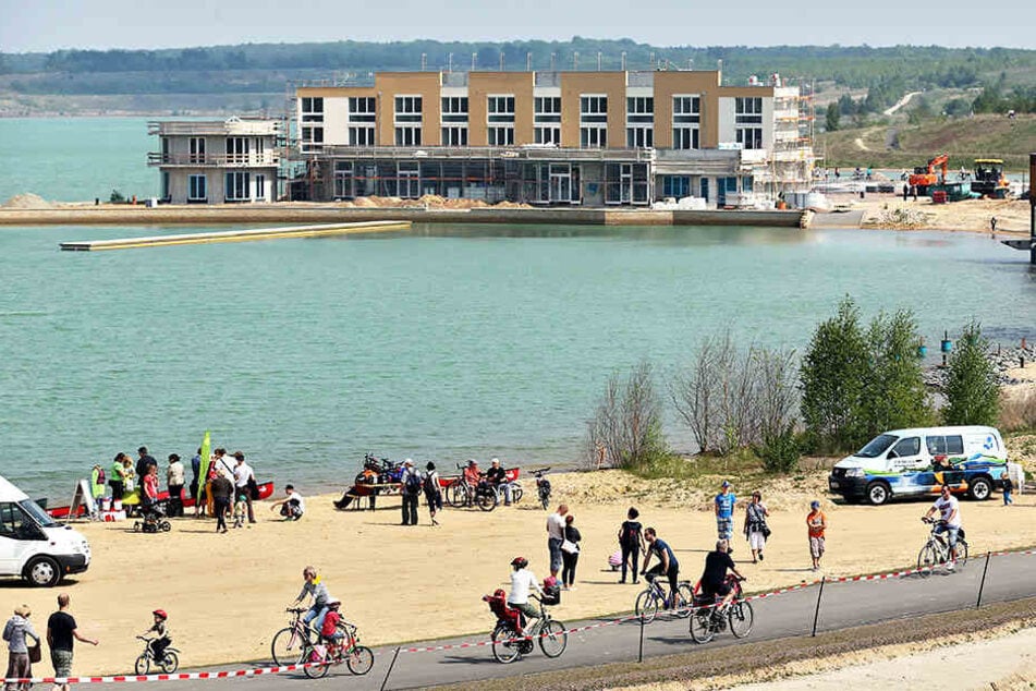 Radfahrer am Störmthaler See. Dort gehts zum großen Grillfest für Familien und Gemütlichkeits-Radler hin.