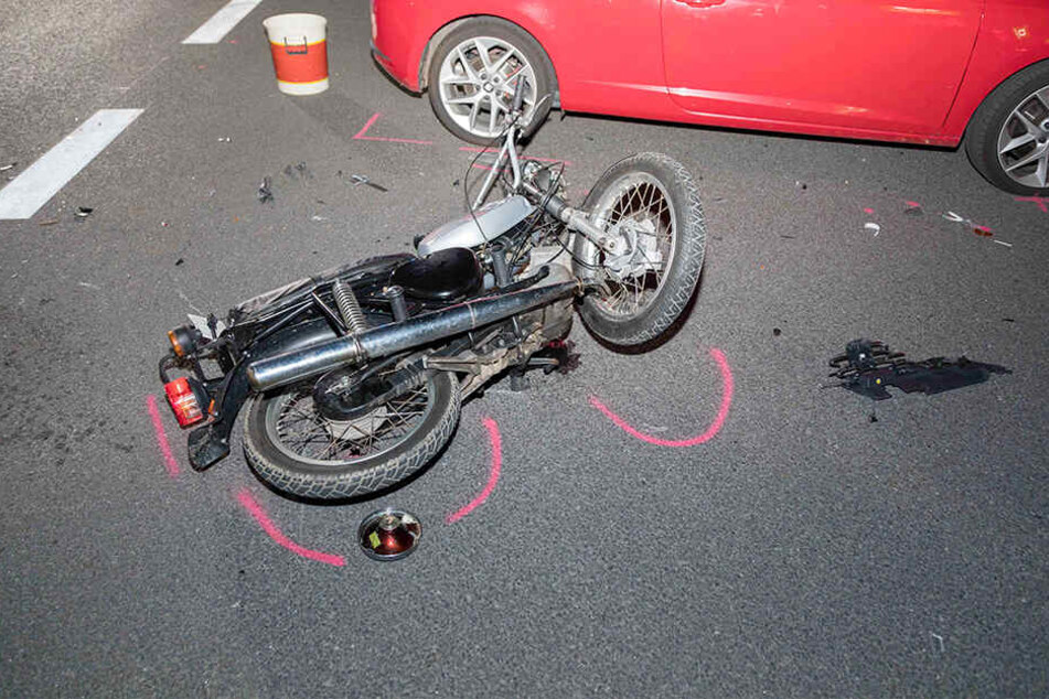 Der Biker wurde bei dem Unfall schwer verletzt.