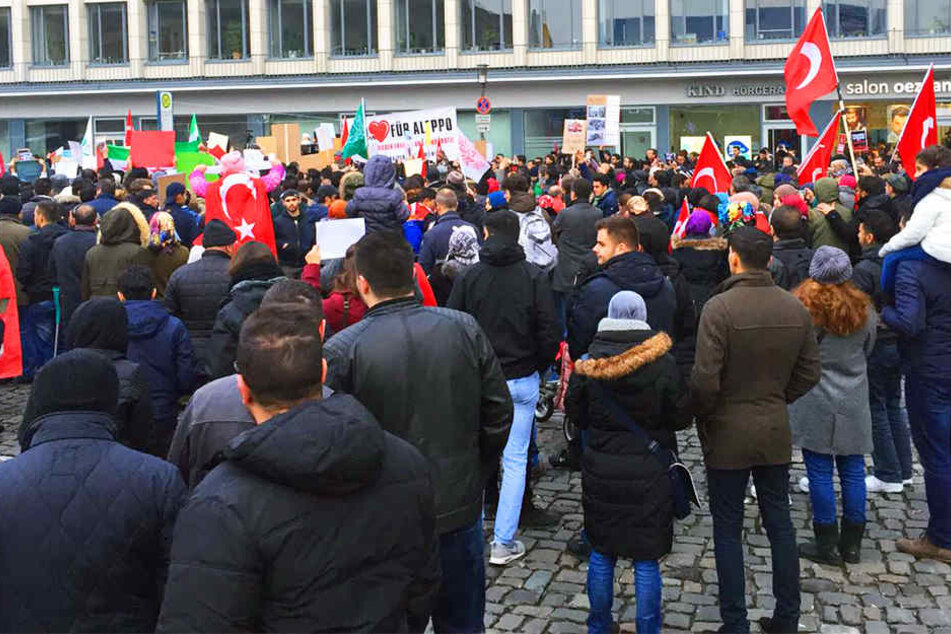 Nach anfänglich 750 Teilnehmern versammelten sich insgesamt 1000 Menschen auf dem Bahnhofsvorplatz!