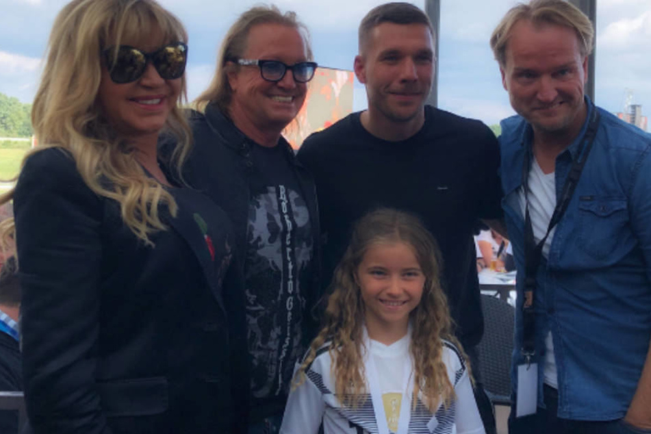 Familie Geiss grinst mit Poldi und Event-Manager Markus Krampe um die Wette.