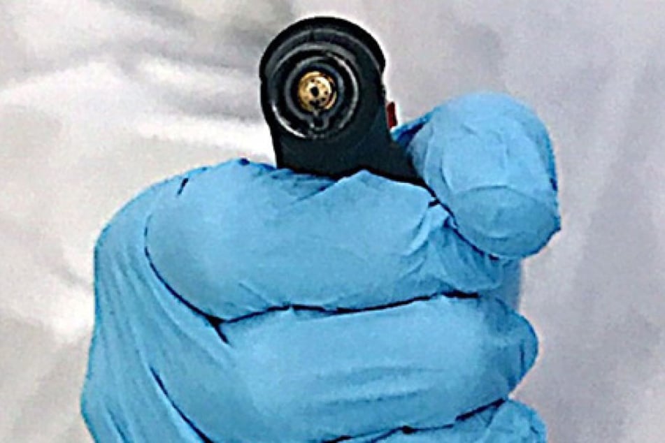Dieses Flambiergerät stellten die Beamten bei dem 30-Jährigen sicher. Er hatte damit einen Beamten bedroht.