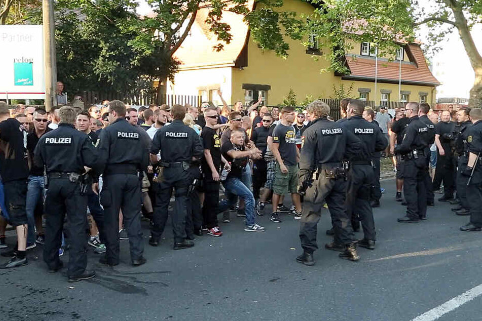 Ebenfalls im Sommer 2015 kam es zu Demos und Gewalt vor diesem Dresdner Flüchtlingsheim.