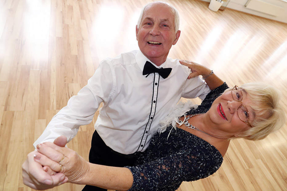 Gelernt ist gelernt: Werner (77) und Ursel Pinkwart (74) schweben noch immer wie junge Götter übers Parkett.