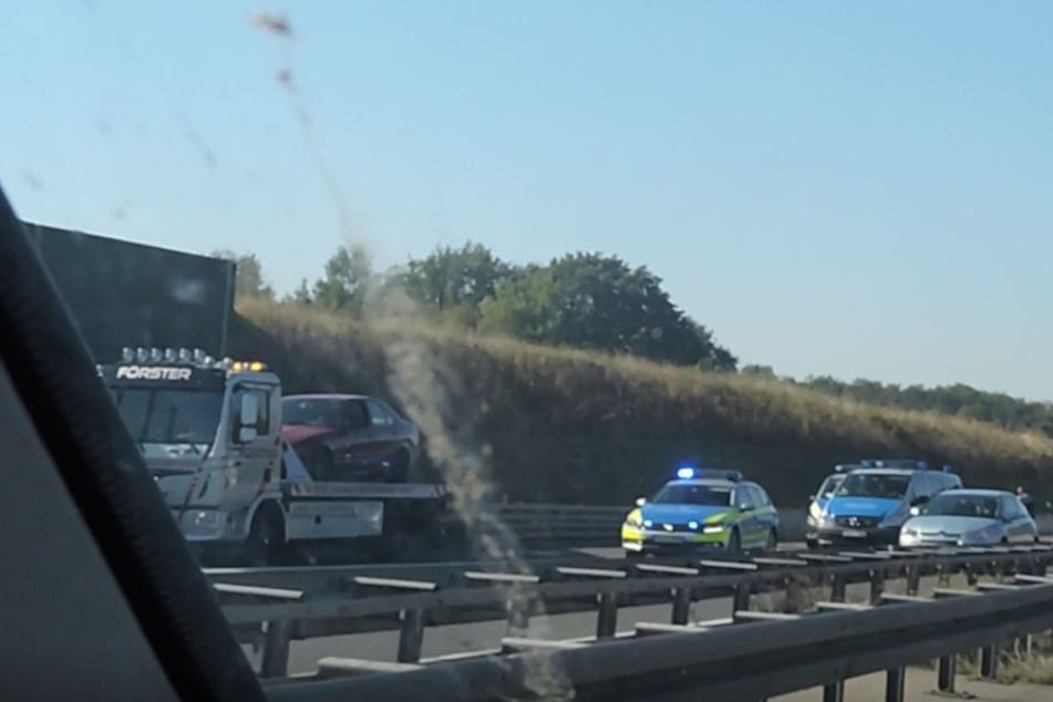 Das Fluchtfahrzeug musste abgeschleppt werden, nachdem es beinahe in Flammen aufgegangen war.