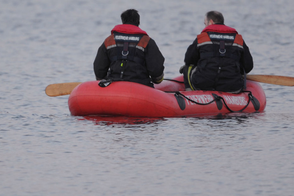Die Feuerwehr Hamburg hatte das Gewässer nach dem Kanufahrer abgesucht. (Symbolbild)