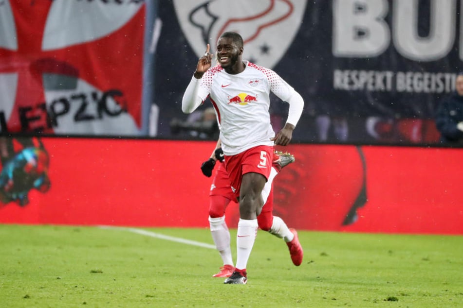 Dayot Upamecano erzielte gegen den FC Augsburg sein erstes Pflichtspieltor überhaupt und rannte danach zur Auswechselbank.