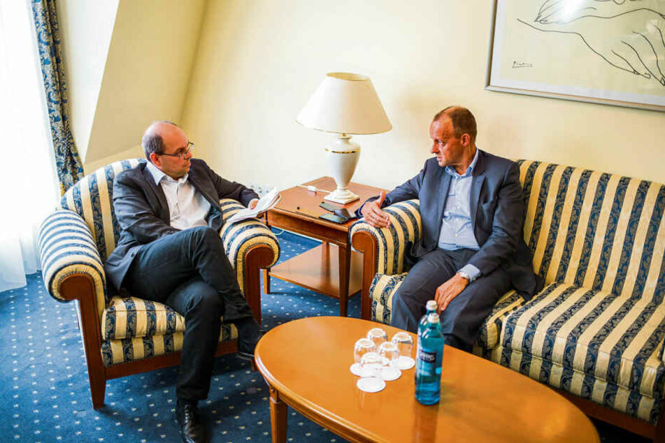 CDU-Wirtschaftsratsvize Merz im Gespräch mit Politikredakteur Thomas Schmitt in Leipzig.