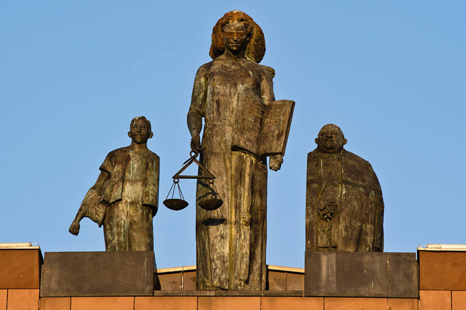 Eine Statue der Justitia in Darmstadt – Hessens Staatsanwälte haben alle Hände voll zu tun.