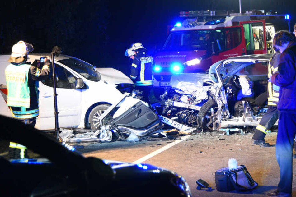 Die Feuerwehrmänner gehen am Unfallort ihrer Arbeit nach.