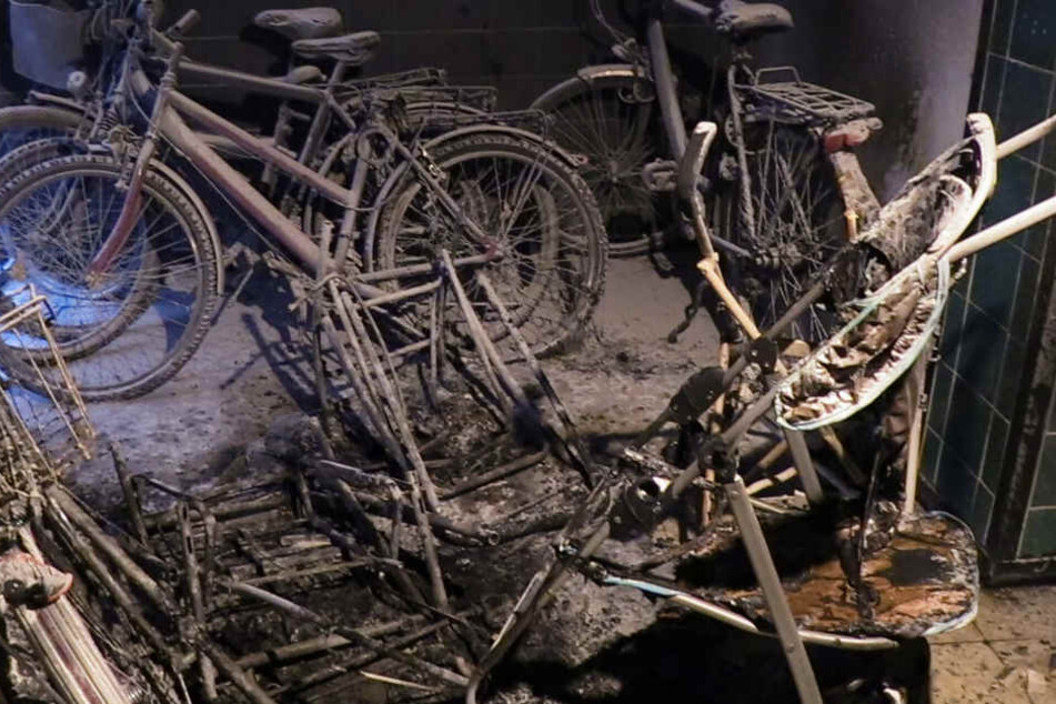 Mehrere Kinderwagen hatten Feuer gefangen.