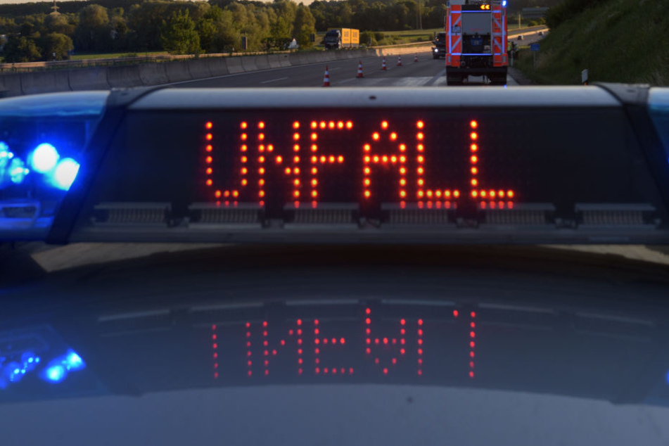 Im Landkreis Erding sind zwei Fahrzeuge frontal ineinander gerast. (Symbolbild)