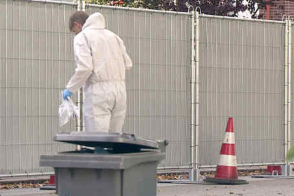Ein Mitarbeiter der Spurensicherung steht an dem Ort, an dem der 21-Jährige erschossen wurde.
