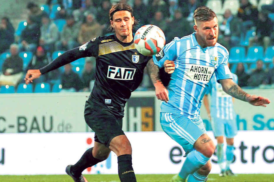 Philip Türpitz (r., gegen den
Magdeburger Tobias Schwede) ist mit seiner Situation beim Chemnitzer FC
unzufrieden. Möglichweise verlässt er die Himmelblauen nach Saisonende.
