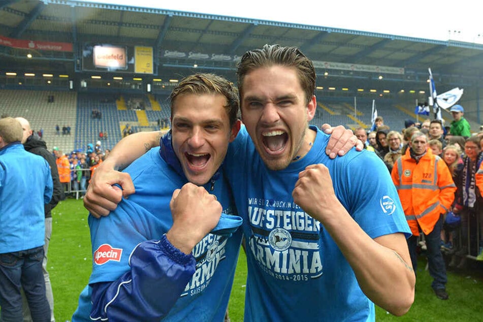 Pascal Testroet (re.) zusammen mit Tom Schütz bei der Aufstiegsfeier 2015.
