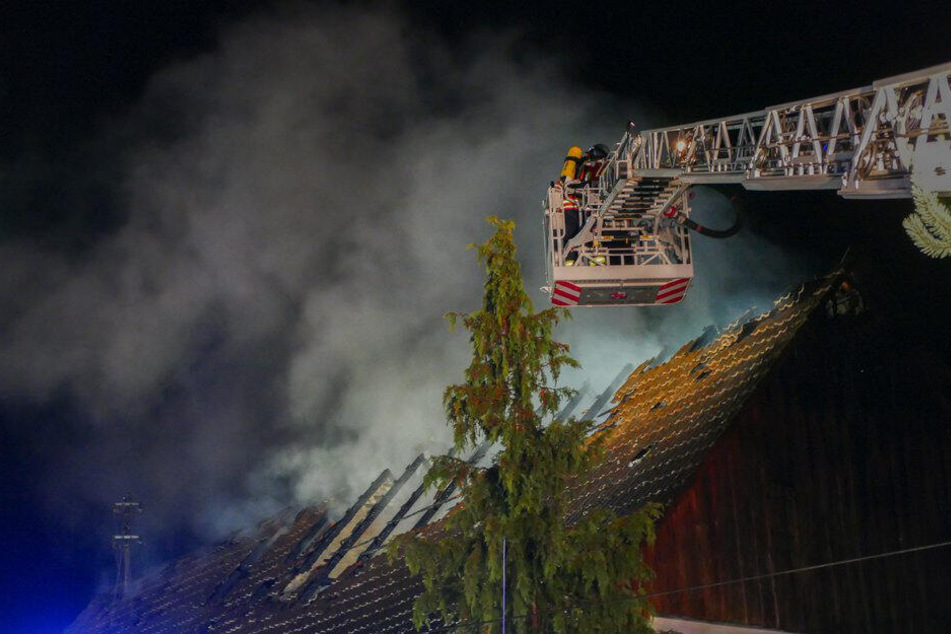 Die Feuerwehr löscht den Dachstuhl.
