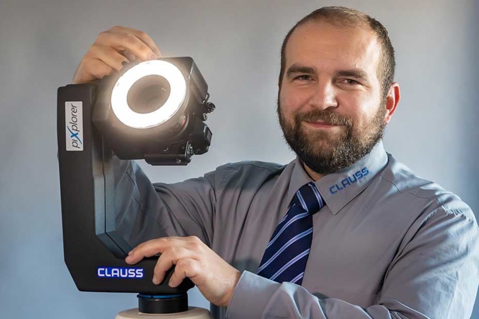 Roland Clauß (34), Vertriebsleiter der Dr. Clauß Bild- und Datentechnik GmbH aus Zwönitz, präsentiert den Fotoroboter, der das unterirdische Wiener Kanalsystem fotografieren soll.
