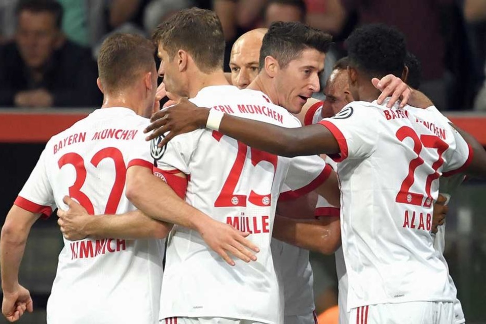 Bayerns Spieler Joshua Kimmich (l-r), Thomas Müller, Arjen Robben, Torschütze Robert Lewandowski, Franck Ribéry und David Alaba jubeln nach dem 0:2.
