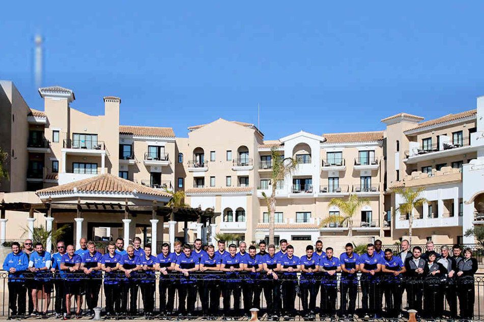 Traditionell wurde zum Camp-Abschluss ein Teamfoto geschossen. Coach Hannes Drews war zufrieden mit seinen Jungs. Nun gilt es, das Erarbeitete in den Liga-Spielen auf den Rasen zu bringen, damit es mit dem Klassenerhalt klappt.