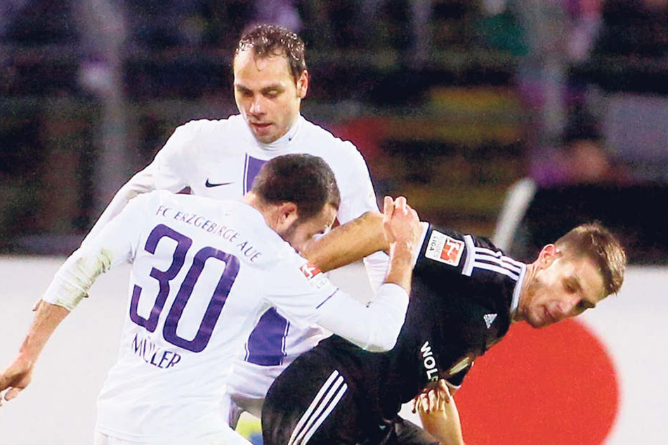 Drei Ex-"Veilchen": Rico Benatelli (h.) und Fabian Müller im Auer Trikot gegen den damaligen Nürnberger Jakub Sylvestr (r.).