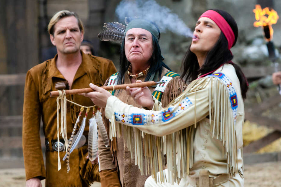 Alexander Klaws (rechts) raucht als Winnetou die Friedenspfeife.