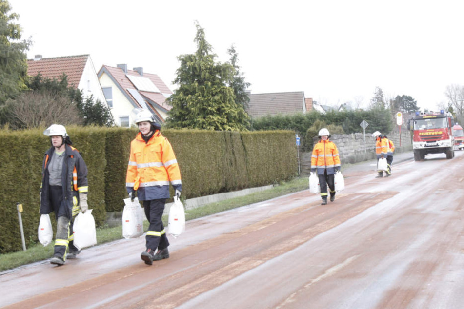 Sechs Kilometer Fahrbahn musste die Feuerwehr abstreuen.