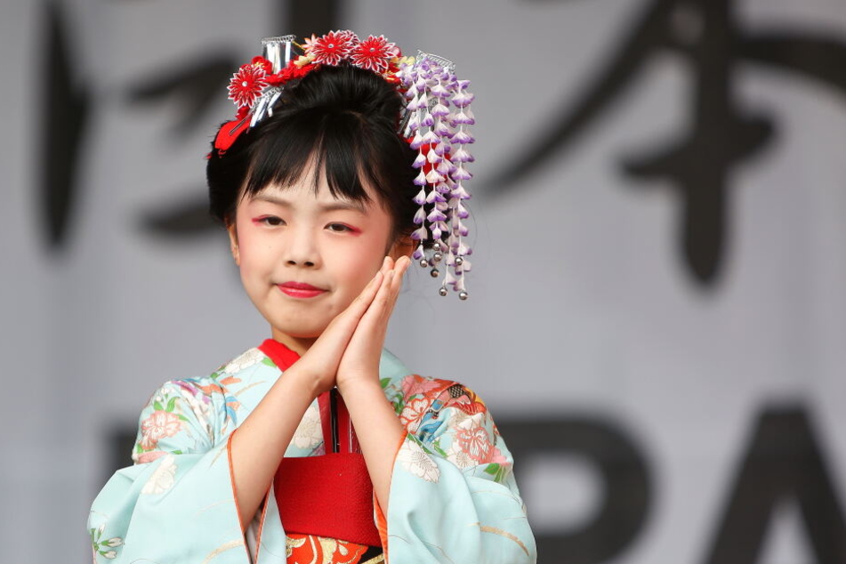 Ein Mädchen der Hanayagi Tomokinu und Watanabe-Tanzgruppe tanzt beim Japan-Tag.