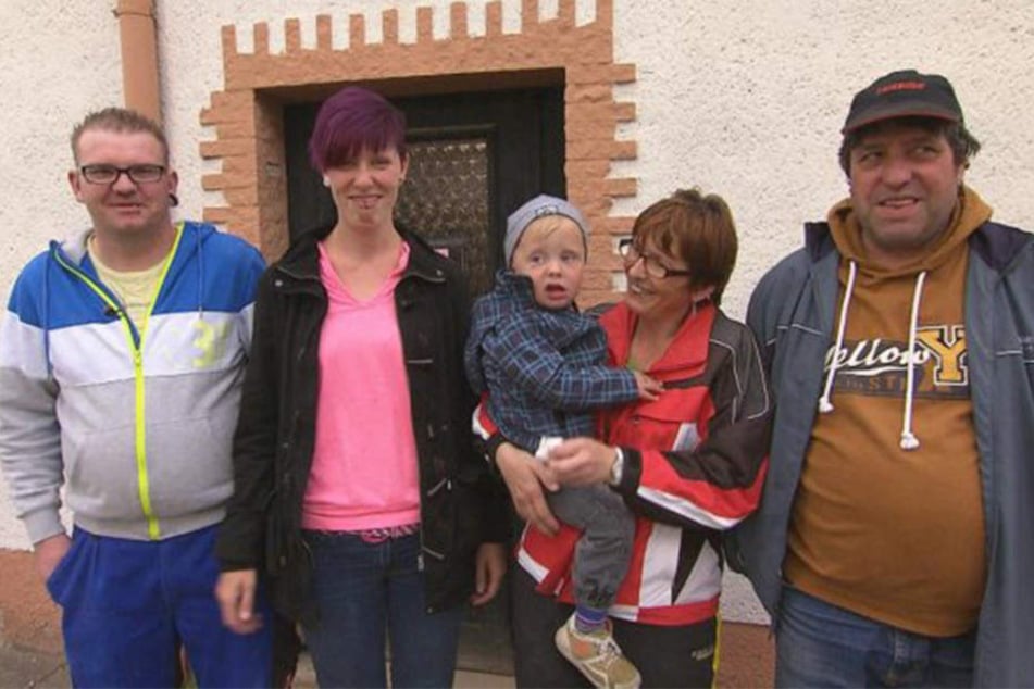 Die glücklichen Hausbewohner: Michael, Jaqueline, Söhnchen Jason sowie Jaquelines Eltern Kathrin und Holger.