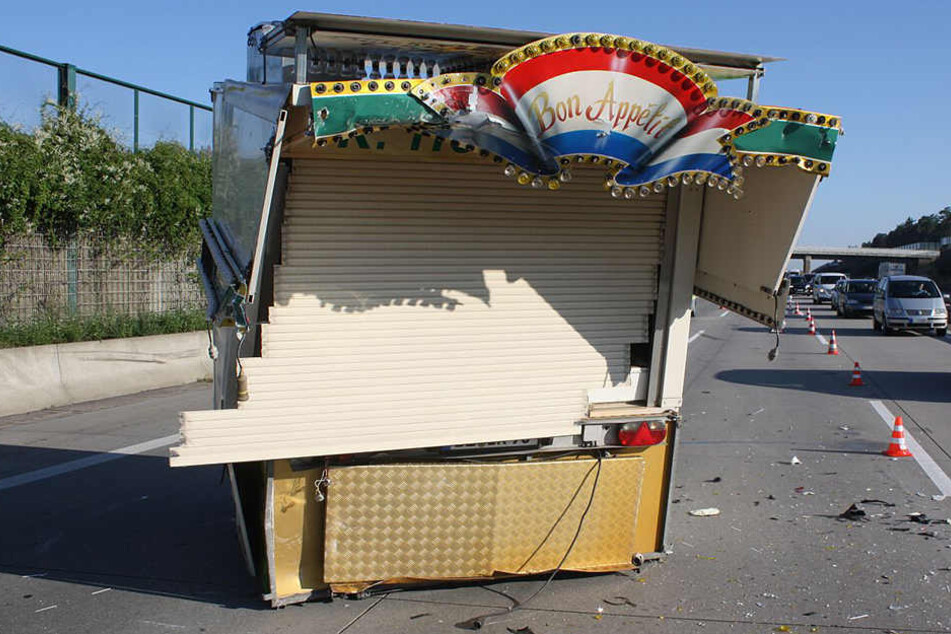 Die Imbissbude wurde bei Unfall komplett zerlegt.