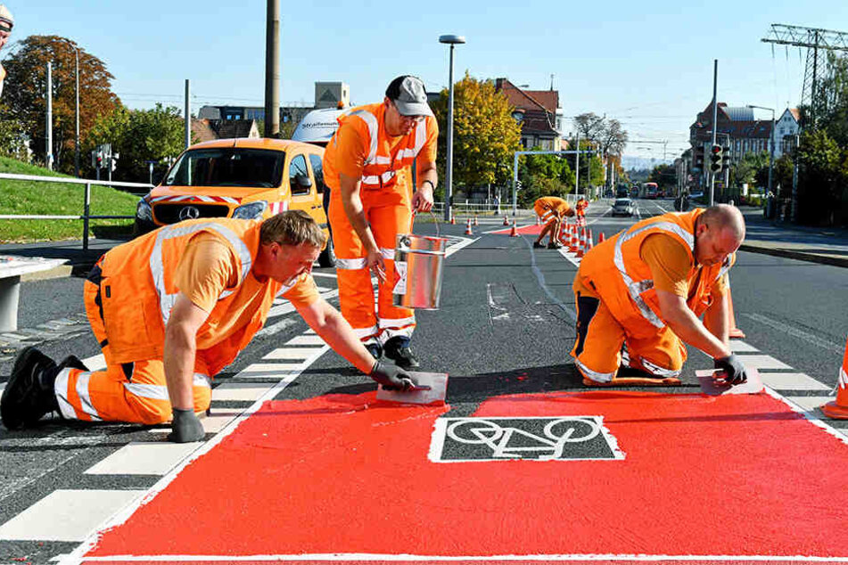 Holger Rößler (54, v.l.), Mike Zander (35) und Thomas Günther (47) von der Firma ASS Verkehrsservice bringen die Farbe auf.