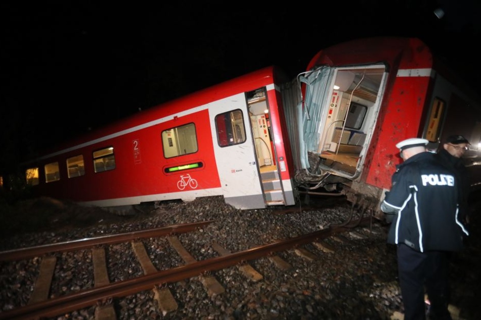 Der Regionalzug war in eine Gerölllawine gefahren. Sieben Menschen wurden verletzt.