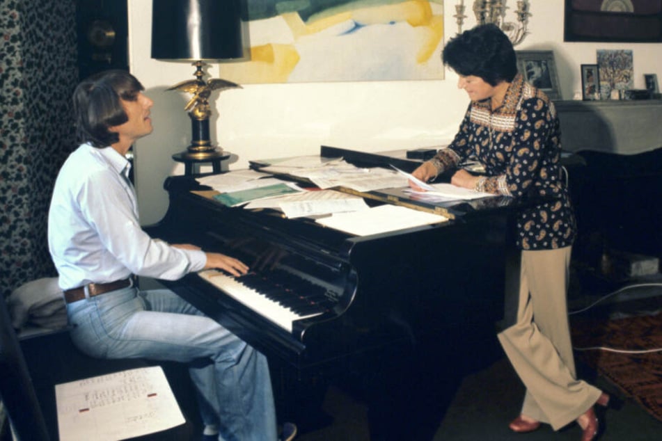1. August 1977: Texterin Irma Holder (rechts) und Udo Jürgens proben in der Schweiz ein Musikstück.