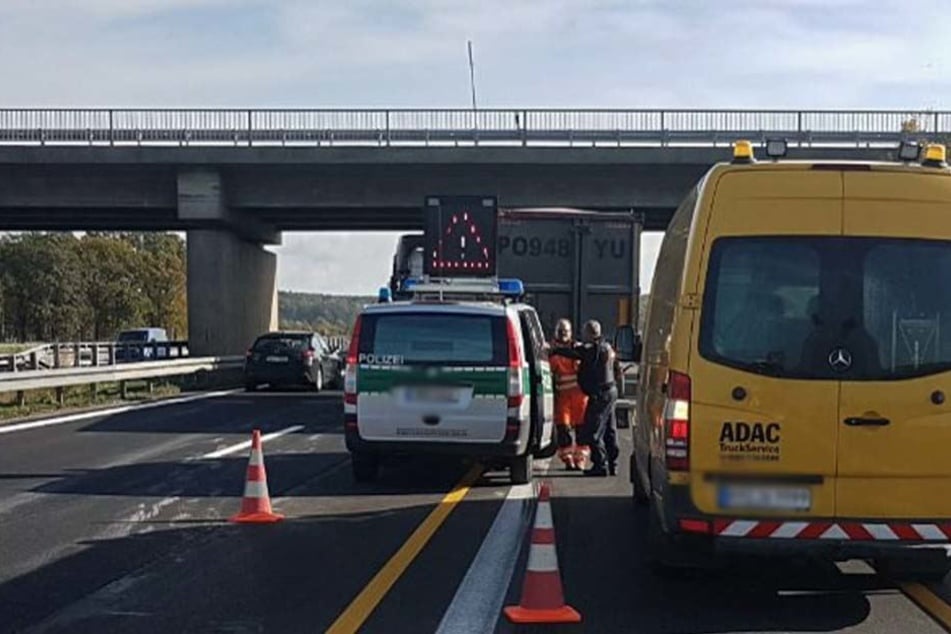 Der Verkehr muss einspurig an der Unfallstelle vorbeigeleitet werden. Derzeit staut es sich 15 Kilometer lang.