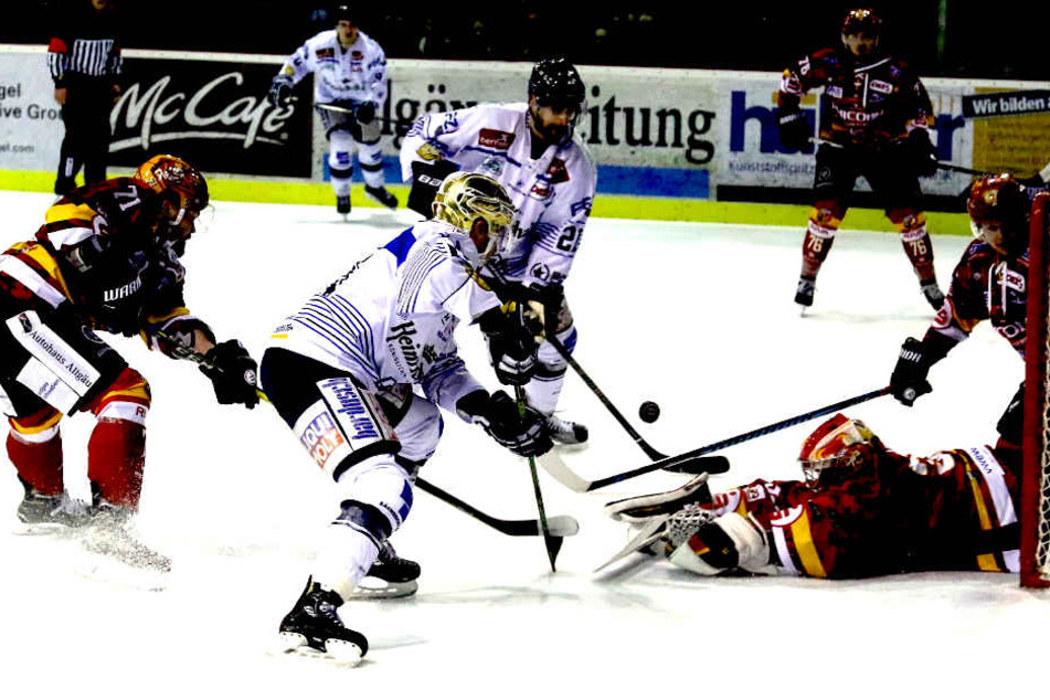 Goldhelm Brendan Cook traf in Kaufbeuren doppelt, trotzdem kassierten die
Eislöwen die zweite Niederlage.